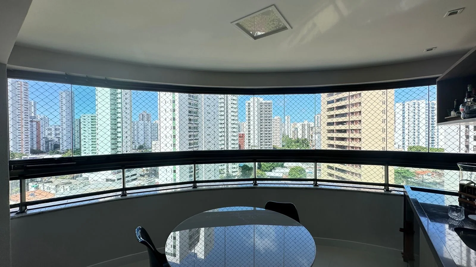 Varanda envidraçada com vista urbana