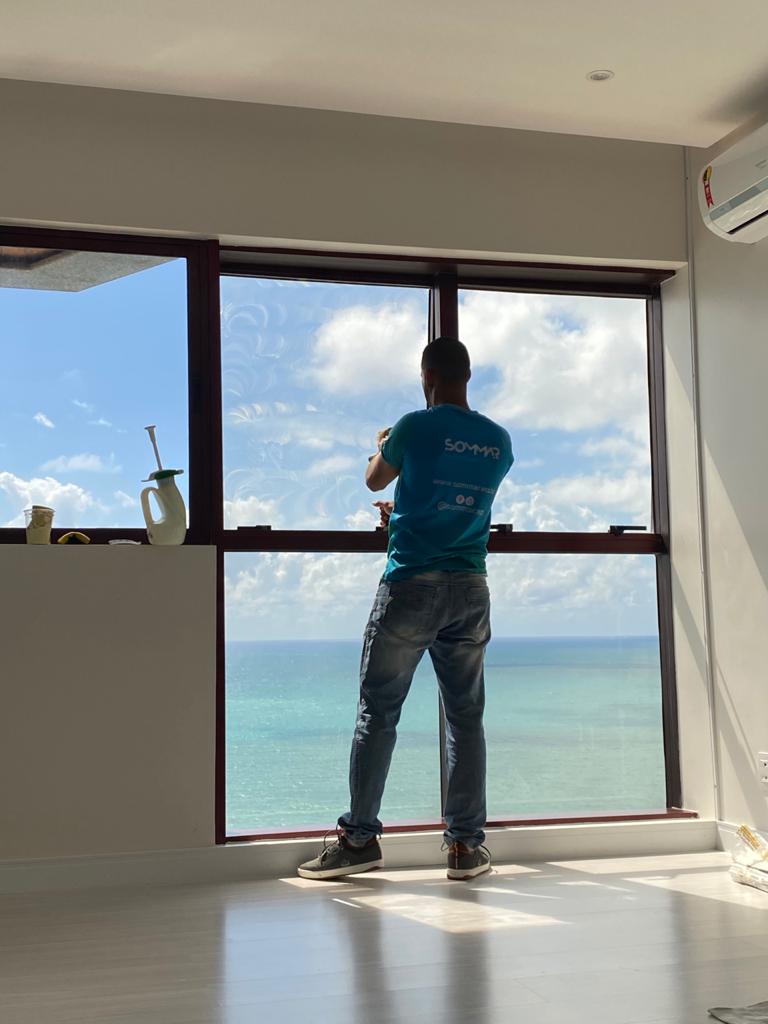 Aplicação residencial do Nanolux em janela com vista para o mar